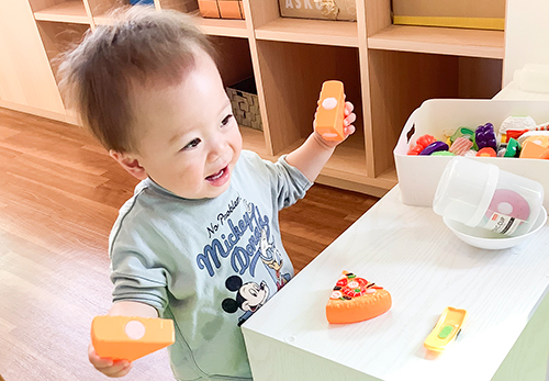 1日の流れ　順次登園　コーナー遊び