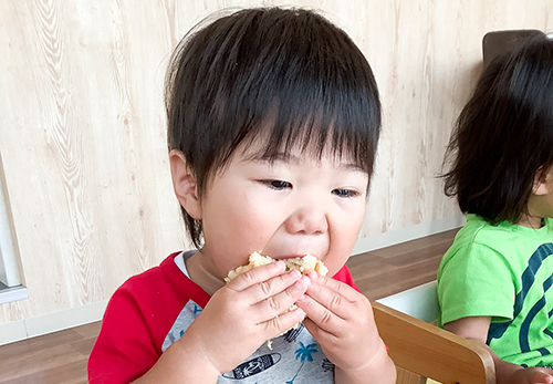 1日の流れ　おやつ　朝の活動